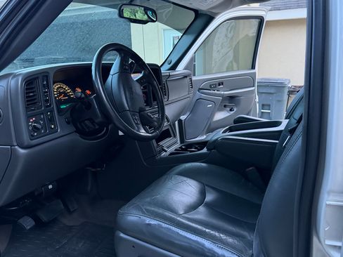 Used 2006 GMC Sierra 2500 SLT w/ Heavy-Duty Power Package AWD/4WD image 9