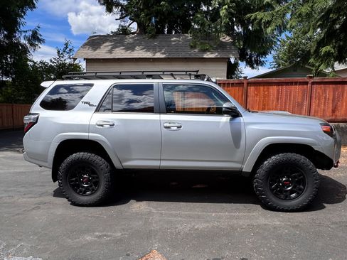 Used 2018 Toyota 4Runner TRD Off-Road Premium AWD/4WD image 8