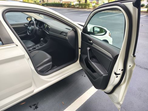 Used 2019 Volkswagen Jetta SE w/ Cold Weather Package image 16