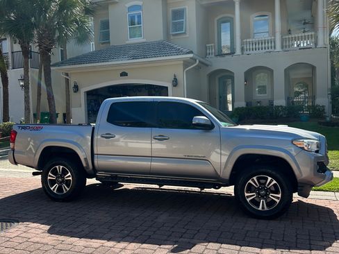 Used 2016 Toyota Tacoma TRD Sport w/ Towing Package AWD/4WD image 10