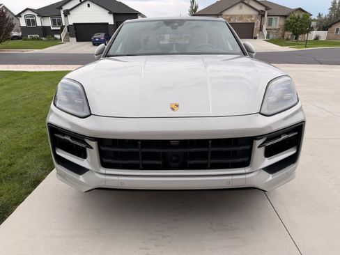 Used 2024 Porsche Cayenne Coupe AWD/4WD image 23