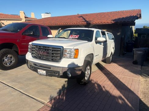 Used 2007 GMC Sierra 2500 SLT w/ Entertainment Package RWD image 2