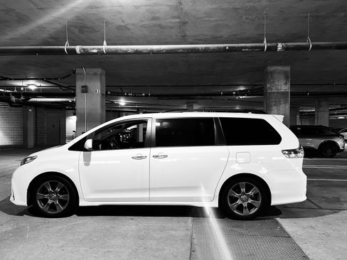 Used 2018 Toyota Sienna SE w/ SE Preferred Package image 1
