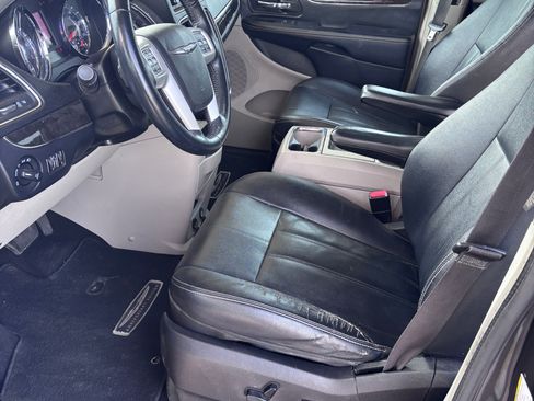 Used 2016 Chrysler Town & Country Touring w/ Driver Convenience Group image 9