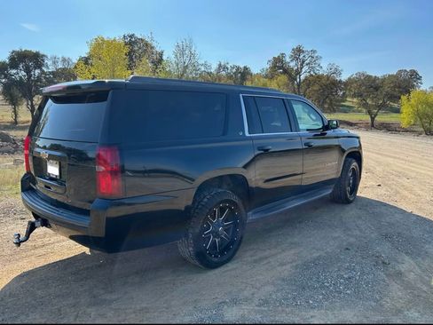 Used 2017 Chevrolet Suburban LT image 2