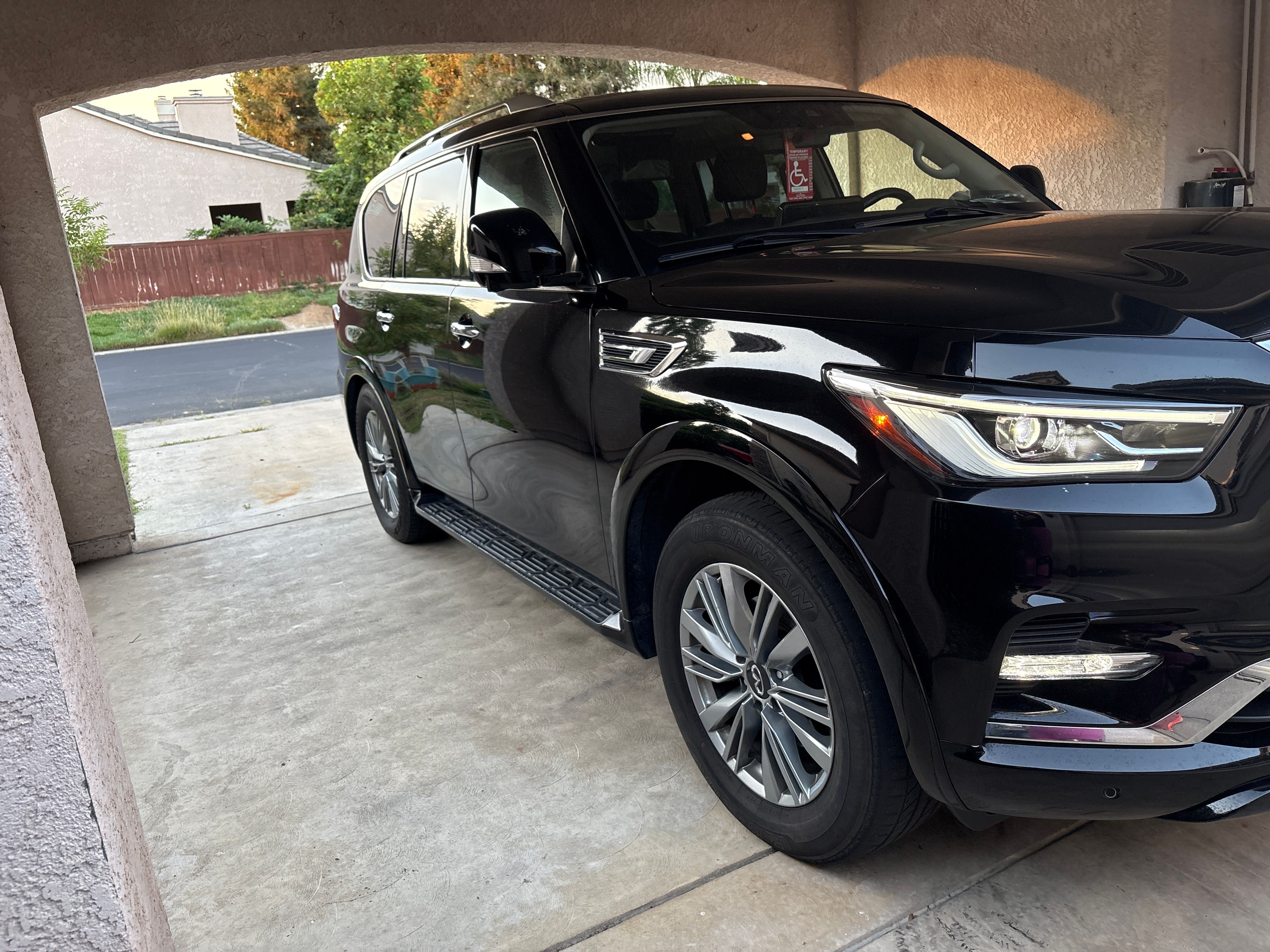 Used 2022 INFINITI QX80 Luxe AWD/4WD image 2
