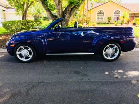Used 2004 Chevrolet SSR w/ Preferred Equipment Group image 2