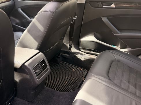 Used 2014 Volkswagen Passat 1.8T SEL Premium image 8