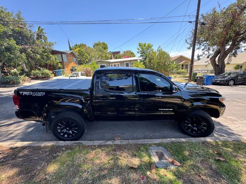 Used 2016 Toyota Tacoma TRD Sport w/ Premium & Technology Package AWD/4WD image 13