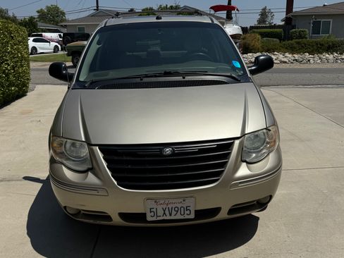 Used 2005 Chrysler Town & Country Touring image 2