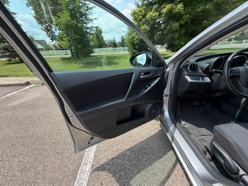 Used 2011 MAZDA MAZDA3 i Touring FWD image 6