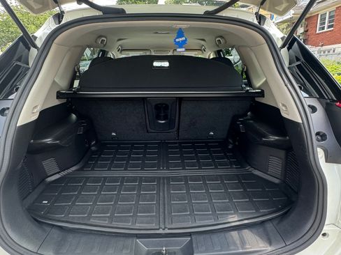 Used 2017 Nissan Rogue SV image 4