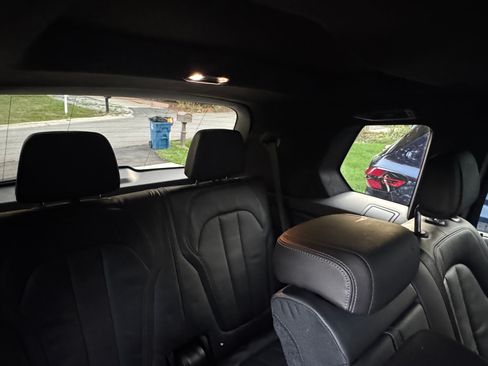 Used 2021 BMW X7 xDrive40i w/ M Sport Package image 25