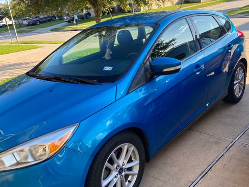 Used 2015 Ford Focus SE w/ SE Cold Weather Package FWD image 2