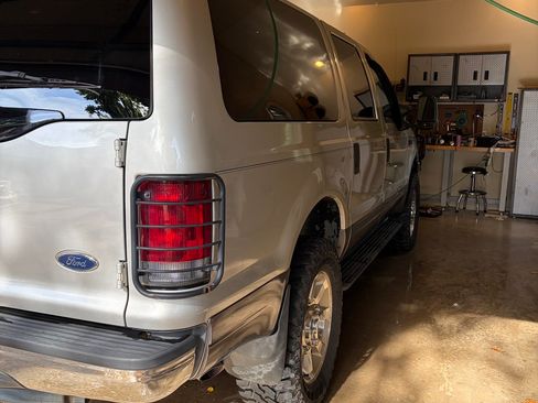 Used 2005 Ford Excursion XLT AWD/4WD image 10