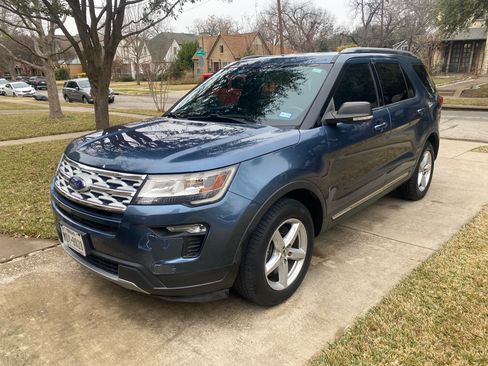 Used 2019 Ford Explorer XLT w/ Equipment Group 201A image 4