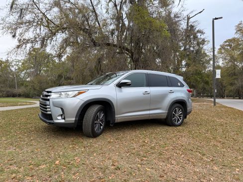 Used 2017 Toyota Highlander XLE image 4