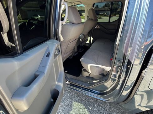 Used 2014 Nissan Frontier SV w/ SV Value Truck Package RWD image 10