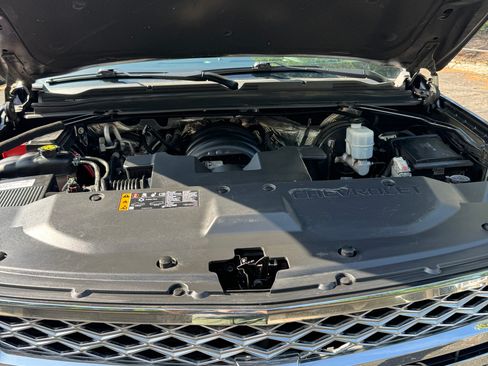 Used 2018 Chevrolet Suburban LT w/ LT Signature Package AWD/4WD image 6