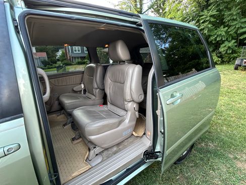Used 2010 Toyota Sienna XLE image 11