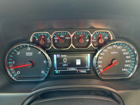 Used 2019 Chevrolet Suburban LT image 2