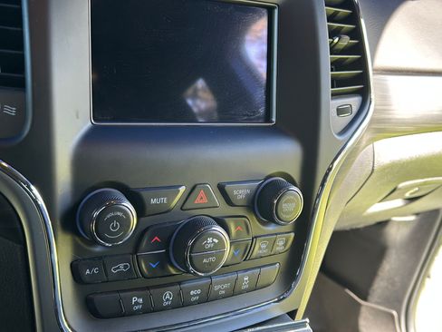 Used 2021 Jeep Grand Cherokee Laredo image 9