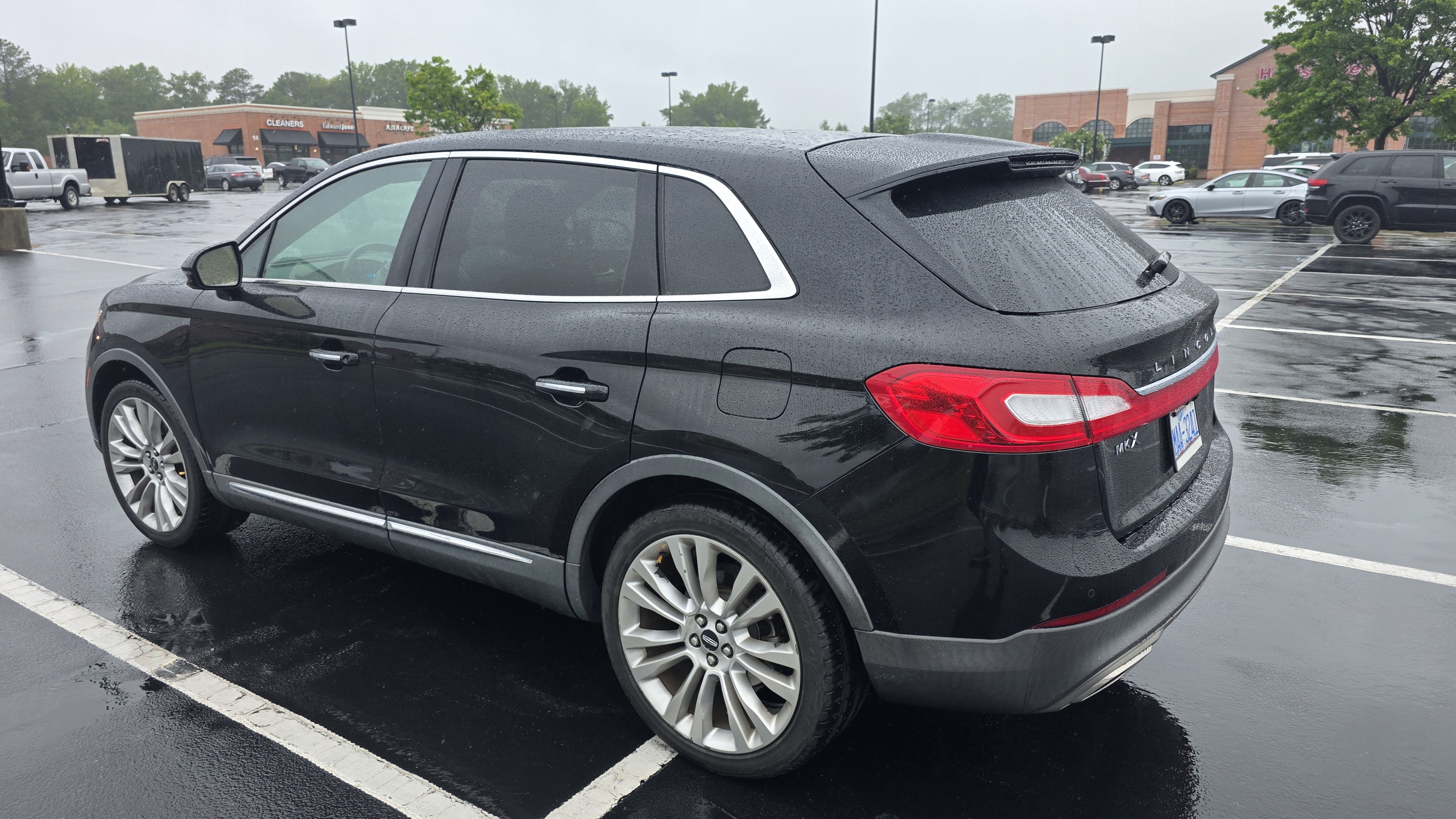 Used 2017 Lincoln MKX Reserve w/ Cargo Utility Package FWD image 4