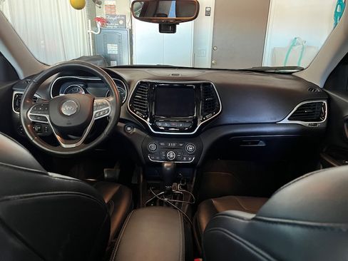 Used 2019 Jeep Cherokee Limited w/ Technology Group FWD image 10