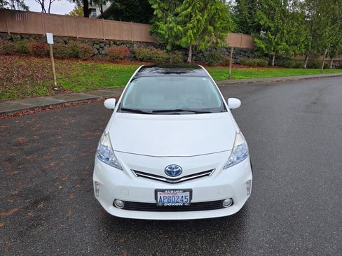 Used 2013 Toyota Prius V Five image 2
