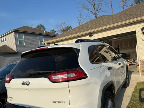 Used 2015 Jeep Cherokee Sport w/ Cold Weather Group image 10