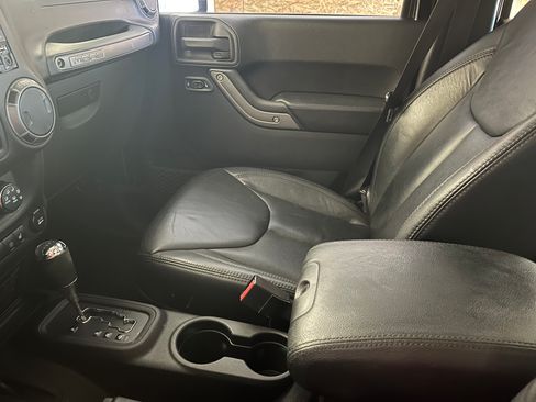 Used 2013 Jeep Wrangler Unlimited Sahara image 11