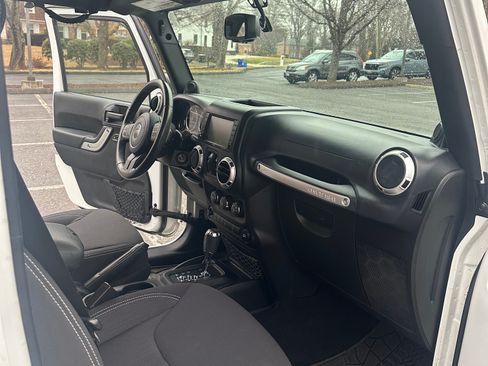 Used 2013 Jeep Wrangler Unlimited Sahara image 23