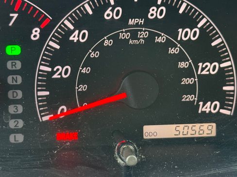 Used 2005 Toyota Camry XLE FWD image 2