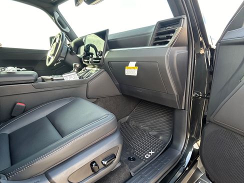 Used 2025 Lexus GX 550 image 8