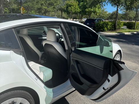 Used 2022 Tesla Model 3 RWD image 9