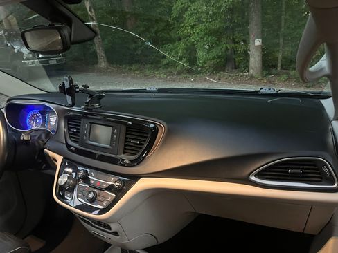 Used 2017 Chrysler Pacifica Touring-L FWD image 20