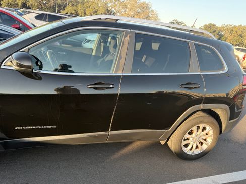 Used 2019 Jeep Cherokee Latitude w/ Cold Weather Group image 2