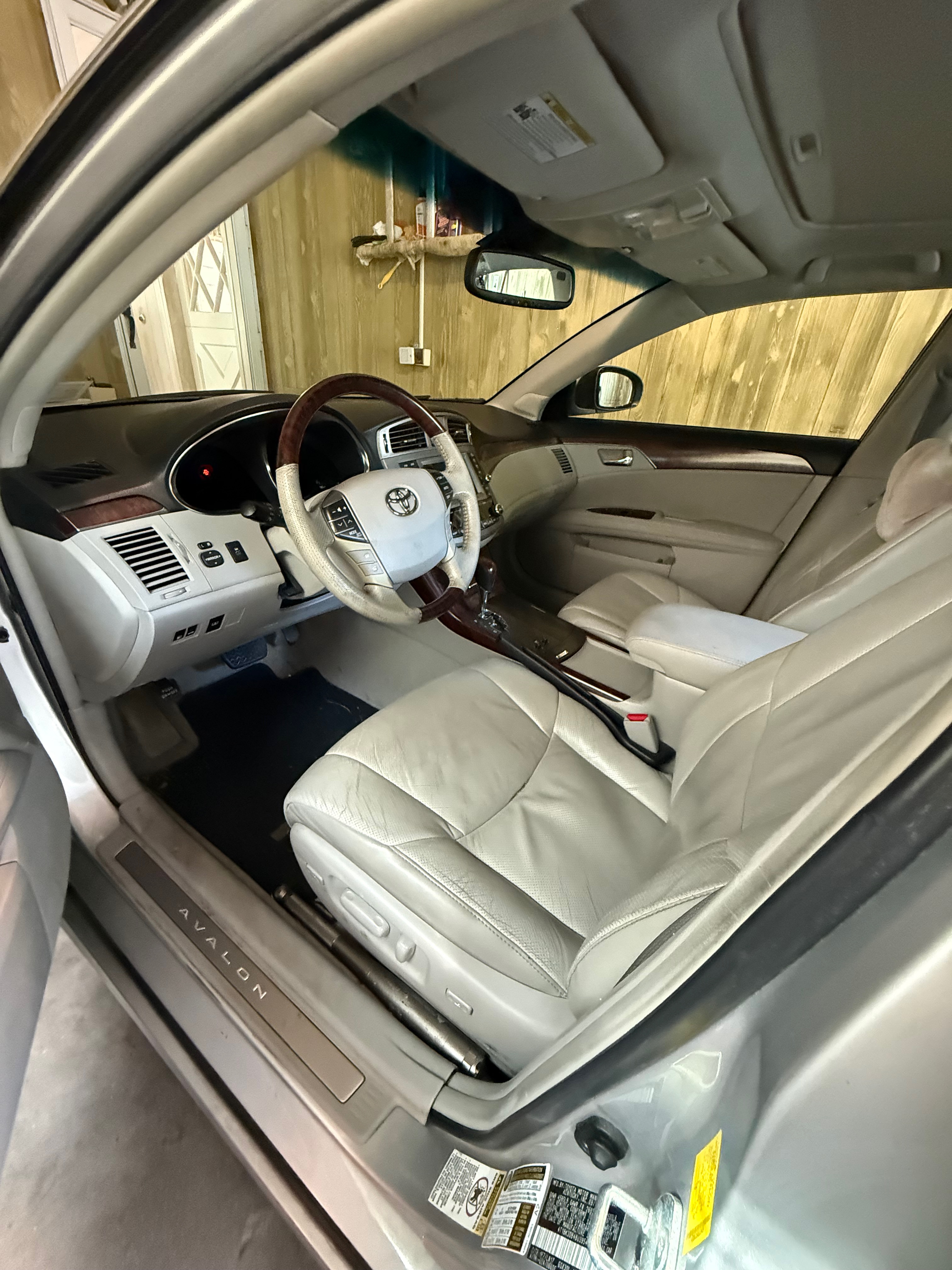 Used 2011 Toyota Avalon Limited FWD image 1