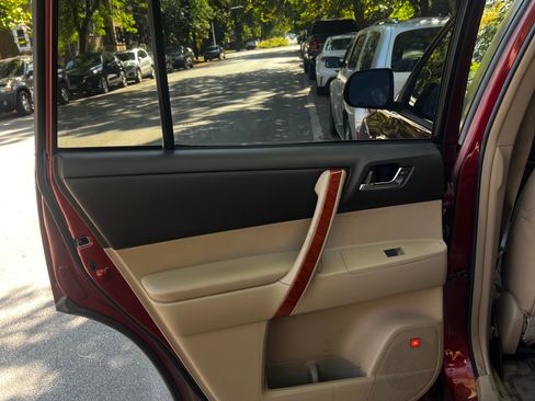Used 2010 Toyota Highlander Limited image 40