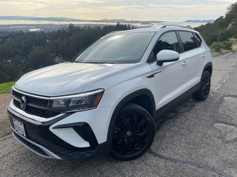 Used 2022 Volkswagen Taos SE image 1