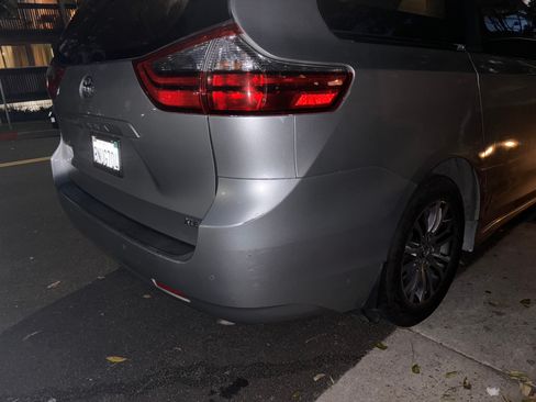 Used 2020 Toyota Sienna XLE Premium w/ Carpet Mat Package image 26