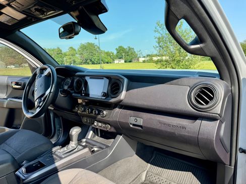 Used 2018 Toyota Tacoma TRD Off-Road w/ Technology Package AWD/4WD image 14