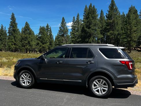 Used 2018 Ford Explorer XLT AWD/4WD image 2