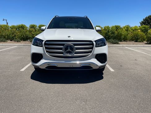 Used 2025 Mercedes-Benz GLS 450 4MATIC image 2
