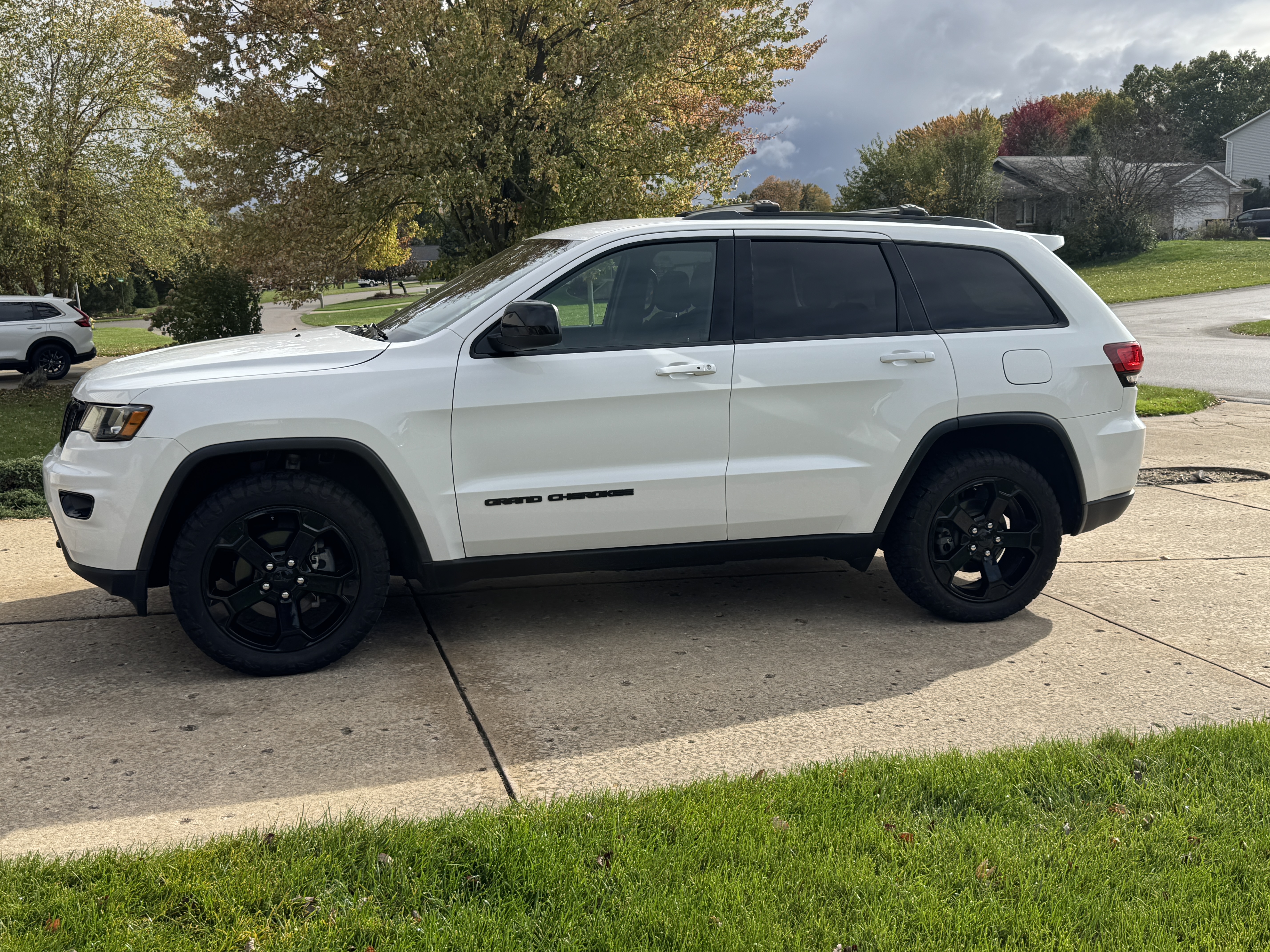 Used 2018 Jeep Grand Cherokee Laredo AWD/4WD image 2