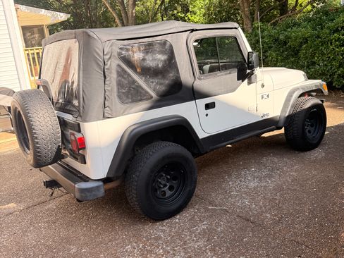 Used 2010 Jeep Wrangler Unlimited Sport AWD/4WD image 6