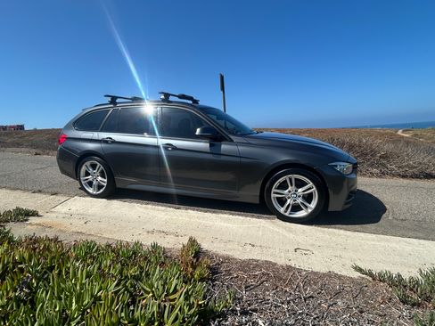 Used 2019 BMW 330i xDrive Wagon w/ M Sport Package AWD/4WD image 2
