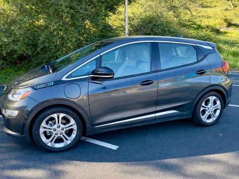 Used 2017 Chevrolet Bolt LT image 2