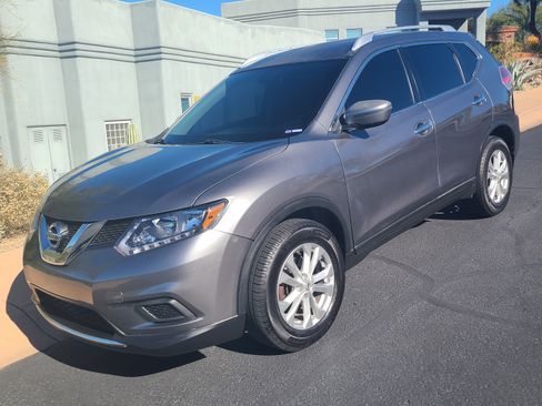 Used 2016 Nissan Rogue SV image 1