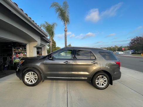 Used 2017 Ford Explorer XLT w/ Equipment Group 202A FWD image 1